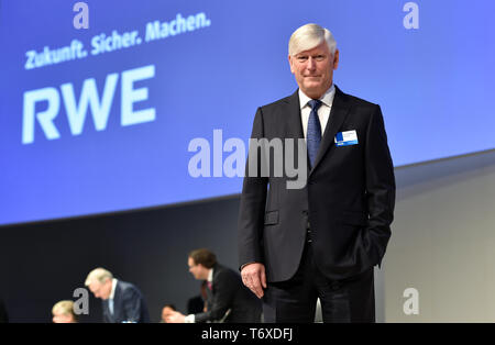 Essen, Deutschland. 03 Mai, 2019. Rolf Martin Schmitz, Vorstandsvorsitzender, steht auf der Bühne des RWE-Hauptversammlung. Credit: Caroline Seidel/dpa/Alamy leben Nachrichten Stockfoto