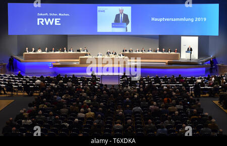 Essen, Deutschland. 03 Mai, 2019. Rolf Martin Schmitz, Vorstandsvorsitzender, spricht auf der Bühne des RWE-Hauptversammlung. Credit: Caroline Seidel/dpa/Alamy leben Nachrichten Stockfoto