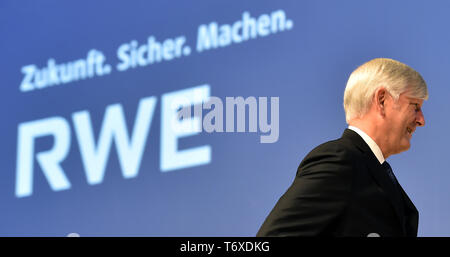 Essen, Deutschland. 03 Mai, 2019. Rolf Martin Schmitz, Vorstandsvorsitzender, steht auf der Bühne des RWE-Hauptversammlung. Credit: Caroline Seidel/dpa/Alamy leben Nachrichten Stockfoto