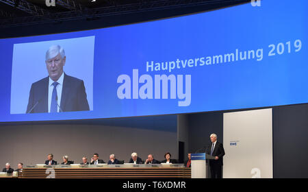 Essen, Deutschland. 03 Mai, 2019. Rolf Martin Schmitz, Vorstandsvorsitzender, spricht auf der Bühne des RWE-Hauptversammlung. Credit: Caroline Seidel/dpa/Alamy leben Nachrichten Stockfoto