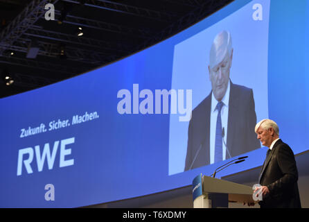 Essen, Deutschland. 03 Mai, 2019. Rolf Martin Schmitz, Vorstandsvorsitzender, spricht auf der Bühne des RWE-Hauptversammlung. Credit: Caroline Seidel/dpa/Alamy leben Nachrichten Stockfoto