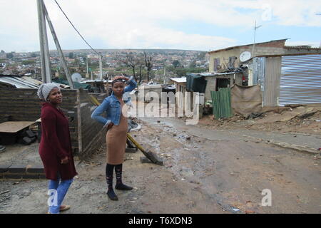 Johannesburg, Südafrika. 22 Apr, 2019. Maulein Dikobo (l) und ihre Freundin gehen durch das Township von Johannesburg Alexandra. Dikobo sagt, daß Sie nicht in der 8. Mai Wahl abstimmen wird. (Dpa' für das Jubiläum Es ist ein Kater Stimmung: Südafrika wählt neues Parlament" am 03.05.2019) Credit: Kate Bartlett/dpa/Alamy leben Nachrichten Stockfoto