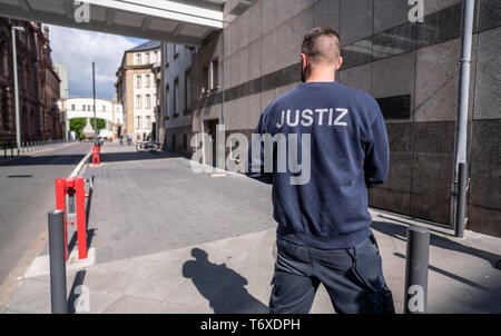 03.Mai 2019 Hessen, Frankfurt/Main: Ein Richter steht am Eingang des Amtsgericht nach dem Gebäude wurde nach einer Bombendrohung evakuiert. Zuerst gab es keine weiteren Hinweise auf einen möglichen Hintergrund der Bedrohungen. Foto: Frank Rumpenhorst/dpa Stockfoto