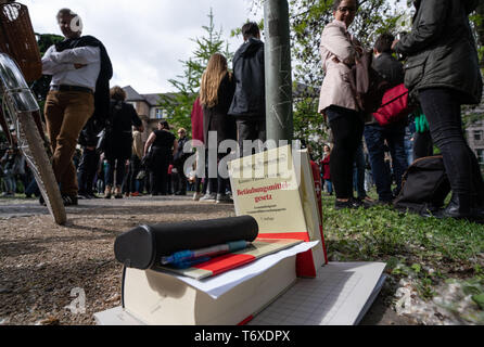 03.Mai 2019 Hessen, Frankfurt/Main: Mitarbeiter und Besucher stehen hinter Gesetz Bücher am Sammelplatz in einer grünen Gegend am Amtsgericht nach dem Gebäude nach einer Bombendrohung evakuiert wurde. Zuerst gab es keine weiteren Hinweise auf einen möglichen Hintergrund der Bedrohungen. Foto: Frank Rumpenhorst/dpa Stockfoto