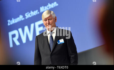 Essen, Deutschland. 03 Mai, 2019. Rolf Martin Schmitz, Vorstandsvorsitzender, steht auf der Bühne des RWE-Hauptversammlung. Credit: Caroline Seidel/dpa/Alamy leben Nachrichten Stockfoto