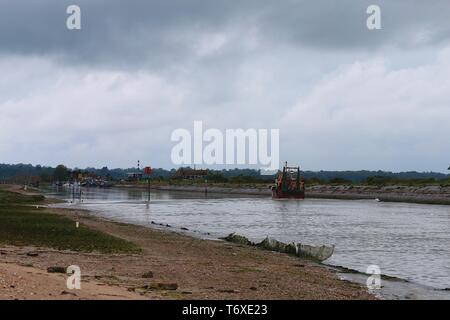 Rye, East Sussex, UK. 03 Mai, 2019. UK Wetter: morgens kühl und trübe Aussichten für den Tag in Roggen Hafen. Ein fischtrawler leitet den Fluss Rother als dunkle Wolken über Roggen Stadt sammeln. Credit: Paul Lawrenson 2019, Foto: Paul Lawrenson/Alamy leben Nachrichten Stockfoto