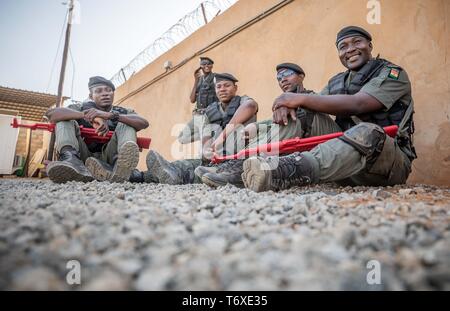 Niamey, Niger. 03 Mai, 2019. Trainee Polizeibeamten der nigrischen Grenze wache Unternehmen warten ihre Fähigkeiten an der zivilen EU-Mission EUCAP Sahel Niger zu demonstrieren. Niger ist die letzte Station auf der Kanzler die dreitägige Reise nach Westafrika. Quelle: Michael Kappeler/dpa/Alamy leben Nachrichten Stockfoto