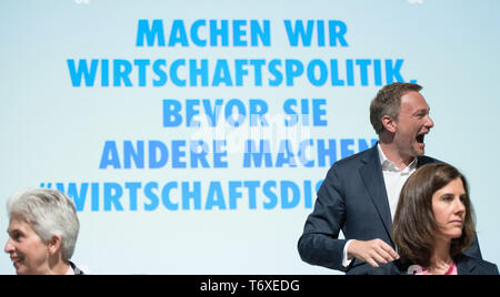 Lr: Marie-Agnes STRACK - ZIMMERMANN (stellvertretende Vorsitzende), Vorsitzende Christian Lindner, Katja SUDING (Stellvertreter des Vorsitzenden) 70. Ordentlichen Bundesparteitag der FDP in Berlin, Deutschland am 26.04.2019. | Verwendung weltweit Stockfoto