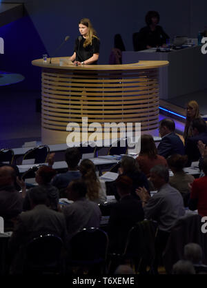 Essen, Deutschland. 03 Mai, 2019. Luisa-Marie Neubauer, Klimaschutz Aktivist, spricht auf der RWE-Hauptversammlung. Credit: Caroline Seidel/dpa/Alamy leben Nachrichten Stockfoto