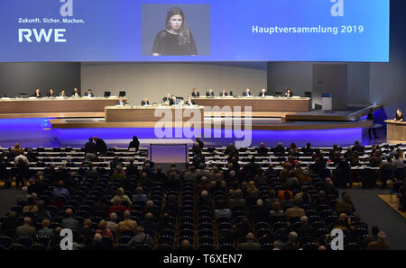 Essen, Deutschland. 03 Mai, 2019. Luisa-Marie Neubauer, Klimaschutz Aktivist, spricht auf der RWE-Hauptversammlung. Credit: Caroline Seidel/dpa/Alamy leben Nachrichten Stockfoto