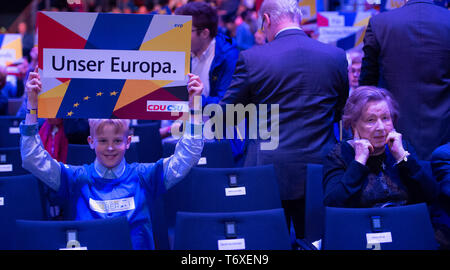 Münster, Deutschland. 27 Apr, 2019. Ingrid BIEDENKOPF, seine Ohren sind geschlossen, ein Junge mit einem Plakat mit der Aufschrift "Unser Europa", Halle Münsterland in Münster am 27.04.2019, | Verwendung der weltweiten Kredit: dpa/Alamy leben Nachrichten Stockfoto