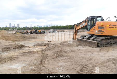 03.Mai 2019 Hessen, Frankfurt/Main: Ein Bagger steht auf der Baustelle für die Zukunft Akademie des Deutschen Fußball-Bundes (DFB). Die Baukosten der DFB rund 150 Millionen Euro, wird im Jahr 2021 abgeschlossen und geöffnet werden. Ein Rechtsstreit zwischen der Stadt und der Frankfurter Racing Club, die für viele Jahre gedauert hatte deutlich die Übergabe der Website des DFB verzögert. Foto: Arne Dedert/dpa Stockfoto