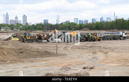 03.Mai 2019 Hessen, Frankfurt/Main: Baufahrzeuge stehen auf der Baustelle für die Zukunft Akademie des Deutschen Fußball-Bundes (DFB). Die Baukosten der DFB rund 150 Millionen Euro, wird im Jahr 2021 abgeschlossen und geöffnet werden. Ein Rechtsstreit zwischen der Stadt und der Frankfurter Racing Club, die für viele Jahre gedauert hatte deutlich die Übergabe der Website des DFB verzögert. Foto: Arne Dedert/dpa Stockfoto