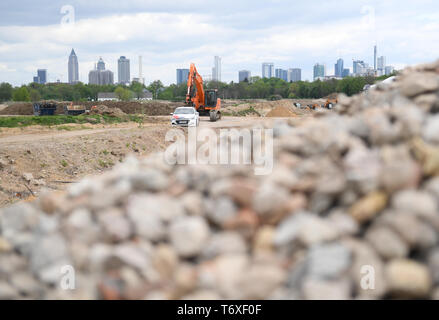 03.Mai 2019 Hessen, Frankfurt/Main: Ein Bagger steht auf der Baustelle für die Zukunft Akademie des Deutschen Fußball-Bundes (DFB). Die Baukosten der DFB rund 150 Millionen Euro, wird im Jahr 2021 abgeschlossen und geöffnet werden. Ein Rechtsstreit zwischen der Stadt und der Frankfurter Racing Club, die für viele Jahre gedauert hatte deutlich die Übergabe der Website des DFB verzögert. Foto: Arne Dedert/dpa Stockfoto