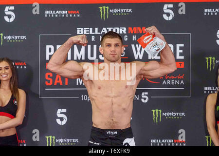 Birmingham, Großbritannien. 3. Mai 2019. Brent Primus nimmt zu den Skalen bei Bellator Birmingham zeremoniellen Weigh-Ins Resort World Birmingham. Mai 3, 2019 Credit Dan-Cooke/Alamy leben Nachrichten Stockfoto