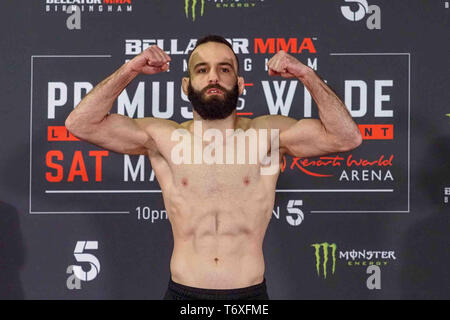 Birmingham, Großbritannien. 3. Mai 2019. Pedro Carvalho nimmt zu den Skalen bei Bellator Birmingham zeremoniellen Weigh-Ins Resort World Birmingham. Mai 3, 2019 Credit Dan-Cooke/Alamy leben Nachrichten Stockfoto