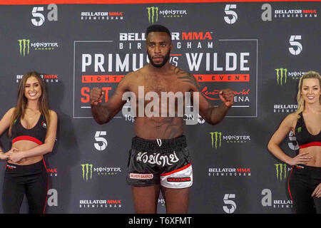 Birmingham, Großbritannien. 3. Mai 2019. Wilker Barros nimmt zu den Skalen bei Bellator Birmingham zeremoniellen Weigh-Ins Resort World Birmingham. Mai 3, 2019 Credit Dan-Cooke/Alamy leben Nachrichten Stockfoto