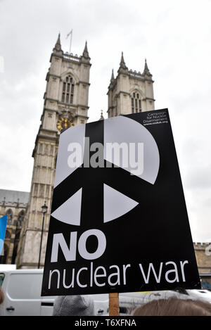 Westminster Abbey, London, UK. 3. Mai, 2019. Frieden protestieren und 'die' gegenüber der Westminster Abbey während ein Service von Thanksgiving feiert 50 Jahre des U-Boots nukleare Abschreckung. Quelle: Matthew Chattle/Alamy leben Nachrichten Stockfoto