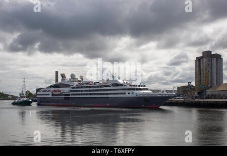 Die Stadt Cork, Cork, Irland. 03 Mai, 2019. Cruise Liner L'Austral macht einen Wendepunkt Manöver auf dem auf dem Fluss mit Unterstützung der Tug Boat Alex vor dem Andocken am südlichen Piers in Cork City, sie ist die dritte Liner der Sechs, die Berufung zum Hafen von Cork über die Bank Holiday Wochenende mehr Die 14.000 Besucher der Region sind. Quelle: David Creedon/Alamy leben Nachrichten Stockfoto