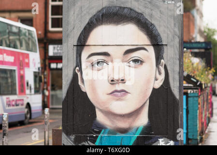 Stevenson Square, Manchester, UK. 3. Mai, 2019. Französische geboren Graffiti Künstler Akse p19 Portrait von Arya Stark Wandbild im Northern Quarter von Manchester. Arya ist ein Zeichen von maisie Williams in der beliebten Fernsehgerät Serie Spiel der Throne gespielt. Credit: Howard Harrison/Alamy leben Nachrichten Stockfoto