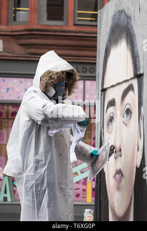 Stevenson Square, Manchester, UK. 3. Mai, 2019. Französische geboren Graffiti Künstler Akse p19 seine Arya Stark Wandbild im Northern Quarter von Manchester abgeschlossen ist. Arya ist ein Zeichen von maisie Williams in der beliebten Fernsehgerät Serie Spiel der Throne gespielt. Credit: Howard Harrison/Alamy leben Nachrichten Stockfoto