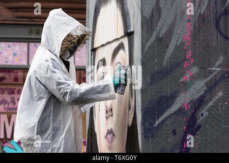 Stevenson Square, Manchester, UK. 3. Mai, 2019. Französische geboren Graffiti Künstler Akse p19 seine Arya Stark Wandbild im Northern Quarter von Manchester abgeschlossen ist. Arya ist ein Zeichen von maisie Williams in der beliebten Fernsehgerät Serie Spiel der Throne gespielt. Credit: Howard Harrison/Alamy leben Nachrichten Stockfoto