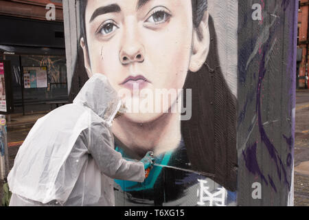 Stevenson Square, Manchester, UK. 3. Mai, 2019. Französische geboren Graffiti Künstler Akse p19 seine Arya Stark Wandbild im Northern Quarter von Manchester abgeschlossen ist. Arya ist ein Zeichen von maisie Williams in der beliebten Fernsehgerät Serie Spiel der Throne gespielt. Credit: Howard Harrison/Alamy leben Nachrichten Stockfoto