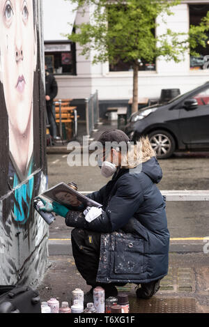 Stevenson Square, Manchester, UK. 3. Mai, 2019. Französische geboren Graffiti Künstler Akse p19 seine Arya Stark Wandbild im Northern Quarter von Manchester abgeschlossen ist. Arya ist ein Zeichen von maisie Williams in der beliebten Fernsehgerät Serie Spiel der Throne gespielt. Credit: Howard Harrison/Alamy leben Nachrichten Stockfoto