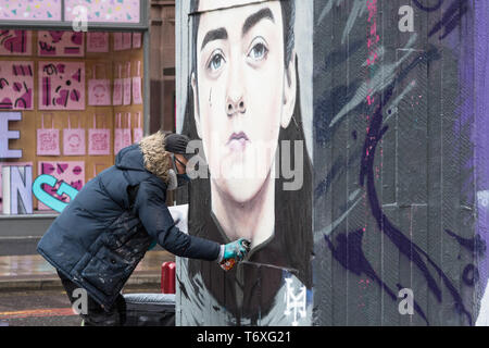 Stevenson Square, Manchester, UK. 3. Mai, 2019. Französische geboren Graffiti Künstler Akse p19 seine Arya Stark Wandbild im Northern Quarter von Manchester abgeschlossen ist. Arya ist ein Zeichen von maisie Williams in der beliebten Fernsehgerät Serie Spiel der Throne gespielt. Credit: Howard Harrison/Alamy leben Nachrichten Stockfoto