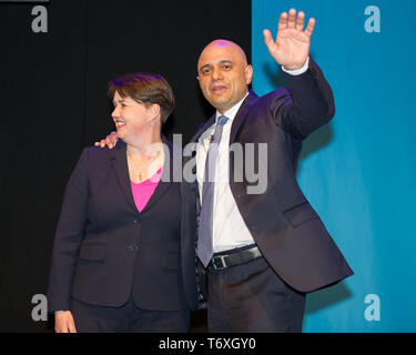 Aberdeen, Großbritannien. 3. Mai, 2019. Bild: (links) Ruth Davidson und (rechts) Sajid Javid Home Secretary, Sajid Javid liefert eine Grundsatzrede Adresse zur Konferenz. Im Bild: Jackson Carlow, stellvertretende Vorsitzende der Schottischen Konservativen & Unionist Party, begrüßt eine Rede des Home Secretary. Credit: Colin Fisher/Alamy leben Nachrichten Stockfoto