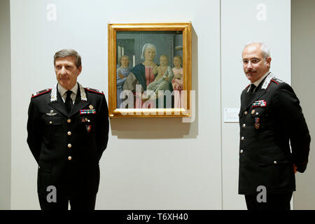 Malerei von Piero della Francesca, Madonna di Senigallia, 1474, im Jahr 1975 in Urbino, Italien gestohlen und in Locarno, Schweiz, 1976 Rom 3. Mai 2019. Quirinale Palast. Vorschau auf die Ausstellung "Die Kunst der Rettung der Kunst', eine Sammlung antiker Kunstwerke, Gemälde, Statuen, Schmuck und Terrakotta Artefakte aus dem Kommando der Carabinieri für den Schutz des kulturellen Erbes in 50 Jahren gerettet. Viele dieser Kunstwerke waren auf Kommission für private Sammlungen gestohlen. Foto di Samantha Zucchi/Insidefoto Stockfoto