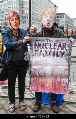 London, Großbritannien. 3. Mai, 2019. Zwei Demonstranten tragen Theresa May und Donald Trump Masken melden Sie mitkämpfer aus der Kampagne für Nukleare Abrüstung (CND), Stoppt den Krieg Koalition, die Peace Pledge Union, die Quäker und andere religiöse Gruppen gegenüber der Westminster Abbey protestieren gegen die Abhaltung eines Nationalen Dienst der Danksagung 50 Jahre kontinuierliche auf See Abschreckung (CASD) anwesend waren, die Würdenträger einschließlich der Herzog von Cambridge und dem neu ernannten Verteidigungsminister Penny Mordaunt zu markieren. Credit: Mark Kerrison/Alamy leben Nachrichten Stockfoto