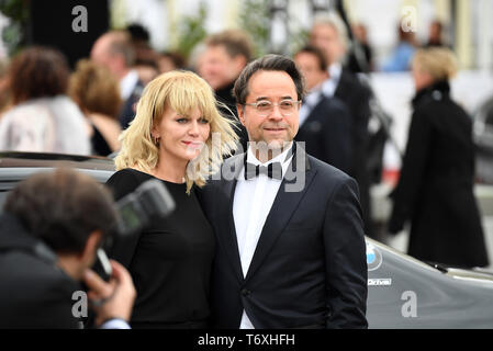 Berlin, Deutschland. 03 Mai, 2019. Die Schauspieler Jan Josel Liefers und Anna Loos kommen zu den 69. Deutschen Filmpreis "Lola". Quelle: Britta Pedersen/dpa-Zentralbild/dpa/Alamy leben Nachrichten Stockfoto