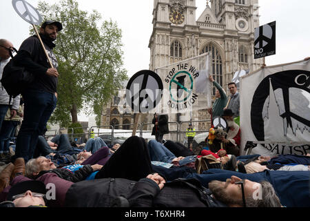 London, Greater London, UK. 3. Mai, 2019. Aktivisten gesehen außerhalb der Westminster Abbey während des Thanksgiving Service für die Marine. Anti-AKW-Proteste außerhalb von Westminster Abbey, während ein Dankgottesdienst für die Marine fand im Inneren der Abtei. Credit: Lexie Harrison-Cripps/SOPA Images/ZUMA Draht/Alamy leben Nachrichten Stockfoto