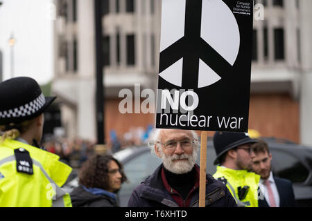 London, Greater London, UK. 3. Mai, 2019. Ein alter Mann wird gesehen, mit einem Schild außerhalb der Westminster Abbey während des Thanksgiving Service für die Marine. Anti-AKW-Proteste außerhalb von Westminster Abbey ein Dankgottesdienst für die Marine während fand im Inneren der Abtei. Credit: Lexie Harrison-Cripps/SOPA Images/ZUMA Draht/Alamy leben Nachrichten Stockfoto