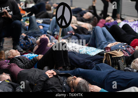 London, Greater London, UK. 3. Mai, 2019. Aktivisten gesehen außerhalb der Westminster Abbey während des Thanksgiving Service für die Marine. Anti-AKW-Proteste außerhalb von Westminster Abbey, während ein Dankgottesdienst für die Marine fand im Inneren der Abtei. Credit: Lexie Harrison-Cripps/SOPA Images/ZUMA Draht/Alamy leben Nachrichten Stockfoto