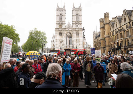 London, Greater London, UK. 3. Mai, 2019. Aktivisten gesehen versammelten Beten außerhalb der Westminster Abbey während des Thanksgiving Service für die Marine. Anti-AKW-Proteste außerhalb von Westminster Abbey ein Dankgottesdienst für die Marine während fand im Inneren der Abtei. Credit: Lexie Harrison-Cripps/SOPA Images/ZUMA Draht/Alamy leben Nachrichten Stockfoto