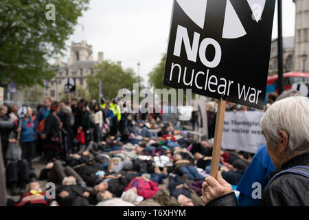 London, Greater London, UK. 3. Mai, 2019. Aktivisten gesehen außerhalb der Westminster Abbey während des Thanksgiving Service für die Marine. Anti-AKW-Proteste außerhalb von Westminster Abbey, während ein Dankgottesdienst für die Marine fand im Inneren der Abtei. Credit: Lexie Harrison-Cripps/SOPA Images/ZUMA Draht/Alamy leben Nachrichten Stockfoto