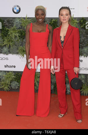 Berlin, Deutschland. 03 Mai, 2019. Tänzerin Nikeata Thompson (l) und Schauspielerin Sonja Gerhardt den 69. Deutschen Filmpreis "Lola" teilnehmen. Quelle: Jörg Carstensen/dpa/Alamy leben Nachrichten Stockfoto