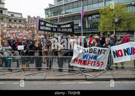 London, Großbritannien. 3. Mai 2019. CND und Christian CND Protest und Sterben - im Gegensatz zur Westminster Abbey gegen die blasphemische und moralisch abstoßend Dankgottesdienst feiern der britischen Atomwaffen Kennzeichnung 50 Jahre kontinuierliche nukleare Bedrohung durch u-Boote mit Atomraketen. Großbritannien ist derzeit verschwenden £ 205 Mrd. auf die Ersetzung der derzeitigen Trident Systeme, rund ein Viertel der gesamten Regierung für ein Jahr die Ausgaben für ein Waffensystem, die nie verwendet werden können. Peter Marshall / alamy Leben Nachrichten Stockfoto