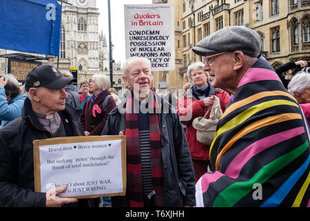 London, Großbritannien. 3. Mai 2019. Christian CND am Protest und Sterben - im Gegensatz zur Westminster Abbey gegen die blasphemische und moralisch abstoßend Dankgottesdienst feiern der britischen Atomwaffen Kennzeichnung 50 Jahre kontinuierliche nukleare Bedrohung durch u-Boote mit Atomraketen. Großbritannien ist derzeit verschwenden £ 205 Mrd. auf die Ersetzung der derzeitigen Trident Systeme, rund ein Viertel der gesamten Regierung für ein Jahr die Ausgaben für ein Waffensystem, die nie verwendet werden können. Peter Marshall / alamy Leben Nachrichten Stockfoto