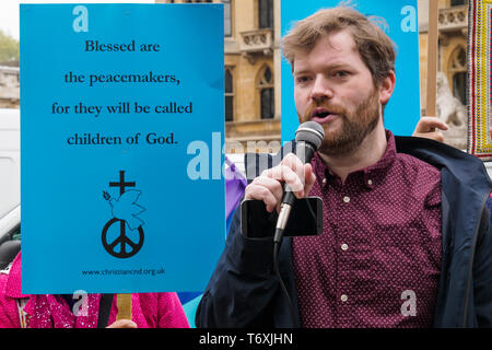 London, Großbritannien. 3. Mai 2019. CND und Christian CND Protest und Sterben - im Gegensatz zur Westminster Abbey gegen die blasphemische und moralisch abstoßend Dankgottesdienst feiern der britischen Atomwaffen Kennzeichnung 50 Jahre kontinuierliche nukleare Bedrohung durch u-Boote mit Atomraketen. Großbritannien ist derzeit verschwenden £ 205 Mrd. auf die Ersetzung der derzeitigen Trident Systeme, rund ein Viertel der gesamten Regierung für ein Jahr die Ausgaben für ein Waffensystem, die nie verwendet werden können. Peter Marshall / alamy Leben Nachrichten Stockfoto