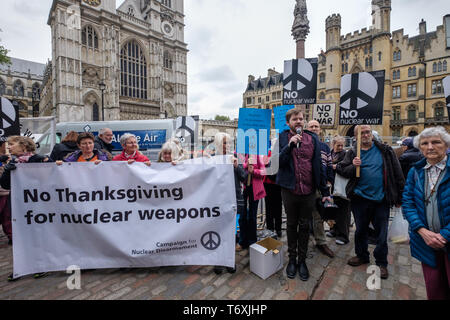 London, Großbritannien. 3. Mai 2019. CND und Christian CND Protest und Sterben - im Gegensatz zur Westminster Abbey gegen die blasphemische und moralisch abstoßend Dankgottesdienst feiern der britischen Atomwaffen Kennzeichnung 50 Jahre kontinuierliche nukleare Bedrohung durch u-Boote mit Atomraketen. Großbritannien ist derzeit verschwenden £ 205 Mrd. auf die Ersetzung der derzeitigen Trident Systeme, rund ein Viertel der gesamten Regierung für ein Jahr die Ausgaben für ein Waffensystem, die nie verwendet werden können. Peter Marshall / alamy Leben Nachrichten Stockfoto