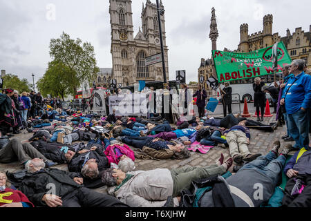 London, Großbritannien. 3. Mai 2019. Das sterben an der CND und Christian CND Protest gegenüber der Westminster Abbey gegen die blasphemische und moralisch abstoßend Dankgottesdienst feiern der britischen Atomwaffen Kennzeichnung 50 Jahre kontinuierliche nukleare Bedrohung durch u-Boote mit Atomraketen. Großbritannien ist derzeit verschwenden £ 205 Mrd. auf die Ersetzung der derzeitigen Trident Systeme, rund ein Viertel der gesamten Regierung für ein Jahr die Ausgaben für ein Waffensystem, die nie verwendet werden können. Peter Marshall / alamy Leben Nachrichten Stockfoto