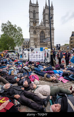 London, Großbritannien. 3. Mai 2019. Das sterben an der CND und Christian CND Protest gegenüber der Westminster Abbey gegen die blasphemische und moralisch abstoßend Dankgottesdienst feiern der britischen Atomwaffen Kennzeichnung 50 Jahre kontinuierliche nukleare Bedrohung durch u-Boote mit Atomraketen. Großbritannien ist derzeit verschwenden £ 205 Mrd. auf die Ersetzung der derzeitigen Trident Systeme, rund ein Viertel der gesamten Regierung für ein Jahr die Ausgaben für ein Waffensystem, die nie verwendet werden können. Peter Marshall / alamy Leben Nachrichten Stockfoto