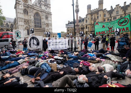 London, Großbritannien. 3. Mai 2019. Das sterben an der CND und Christian CND Protest gegenüber der Westminster Abbey gegen die blasphemische und moralisch abstoßend Dankgottesdienst feiern der britischen Atomwaffen Kennzeichnung 50 Jahre kontinuierliche nukleare Bedrohung durch u-Boote mit Atomraketen. Großbritannien ist derzeit verschwenden £ 205 Mrd. auf die Ersetzung der derzeitigen Trident Systeme, rund ein Viertel der gesamten Regierung für ein Jahr die Ausgaben für ein Waffensystem, die nie verwendet werden können. Peter Marshall / alamy Leben Nachrichten Stockfoto