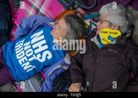 London, Großbritannien. 3. Mai 2019. Zwei Frauen im Sterben an der CND und Christian CND Protest gegenüber der Westminster Abbey gegen die blasphemische und moralisch abstoßend Dankgottesdienst feiern der britischen Atomwaffen Kennzeichnung 50 Jahre kontinuierliche nukleare Bedrohung durch u-Boote mit Atomraketen. Großbritannien ist derzeit verschwenden £ 205 Mrd. auf die Ersetzung der derzeitigen Trident Systeme, rund ein Viertel der gesamten Regierung für ein Jahr die Ausgaben für ein Waffensystem, die nie verwendet werden können. Peter Marshall / alamy Leben Nachrichten Stockfoto