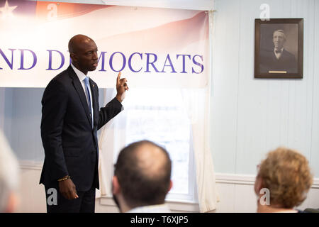 Raymond, NH, USA. Zum 2. Mai, 2019. Präsidentschaftskandidat Wayne Messam met mit Raymond Demokraten im Tucker Lodge #99 in Raymond, NH am 02.Mai 2019. Credit: Allison Abendessen/ZUMA Draht/Alamy leben Nachrichten Stockfoto