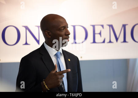 Raymond, NH, USA. Zum 2. Mai, 2019. Präsidentschaftskandidat Wayne Messam met mit Raymond Demokraten im Tucker Lodge #99 in Raymond, NH am 02.Mai 2019. Credit: Allison Abendessen/ZUMA Draht/Alamy leben Nachrichten Stockfoto