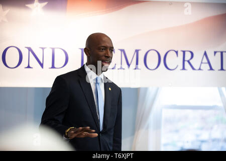 Raymond, NH, USA. Zum 2. Mai, 2019. Präsidentschaftskandidat Wayne Messam met mit Raymond Demokraten im Tucker Lodge #99 in Raymond, NH am 02.Mai 2019. Credit: Allison Abendessen/ZUMA Draht/Alamy leben Nachrichten Stockfoto